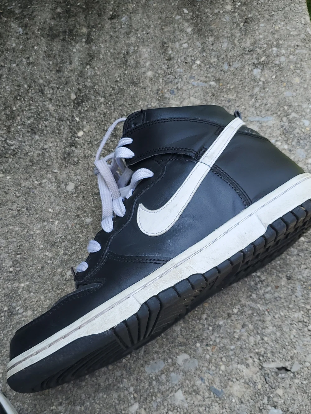 Nike Black and White  Venom Anthrocite HT Sneaker with White Swoosh Size 6 Youth